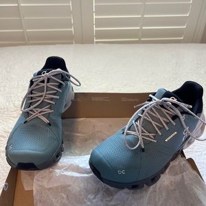 On Cloud Cloudflyer Waterproof 8.5 women’s New with box